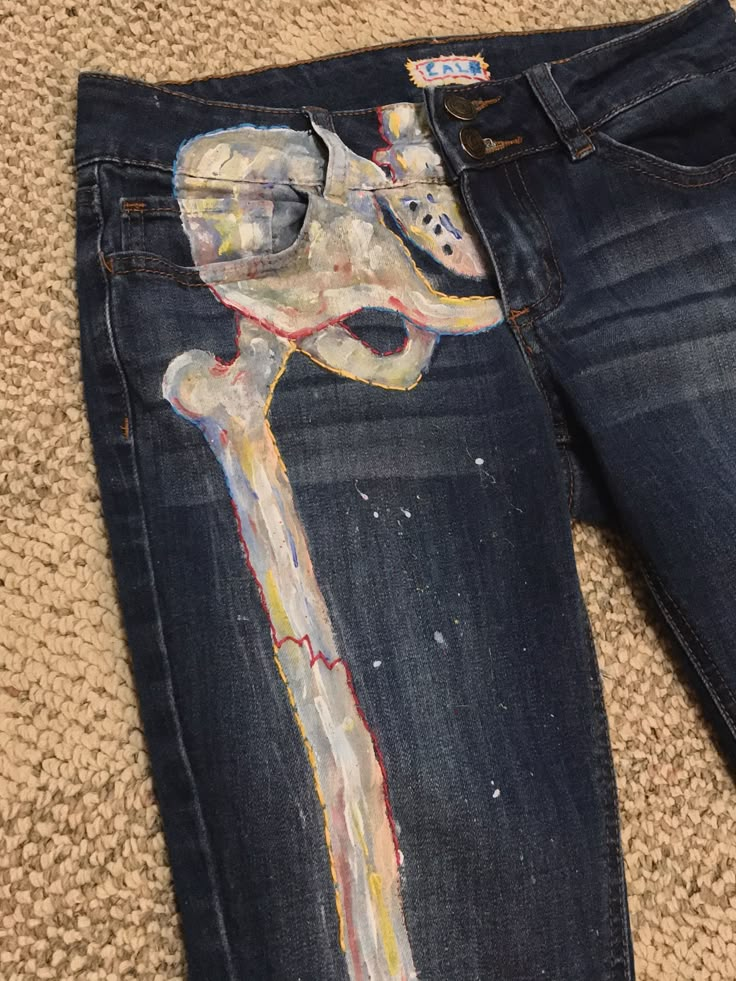 Jeans Drawing Ideas, Drawing Ideas On Jeans, Things To Draw On Pants, Grunge Painted Jeans, Jean Drawing Ideas, Black Painted Jeans, Bleach Jeans Design, Black Jeans Painting Ideas, Drawing On Jeans Ideas