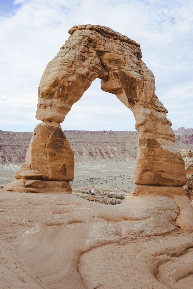 an arch shaped rock formation in the desert