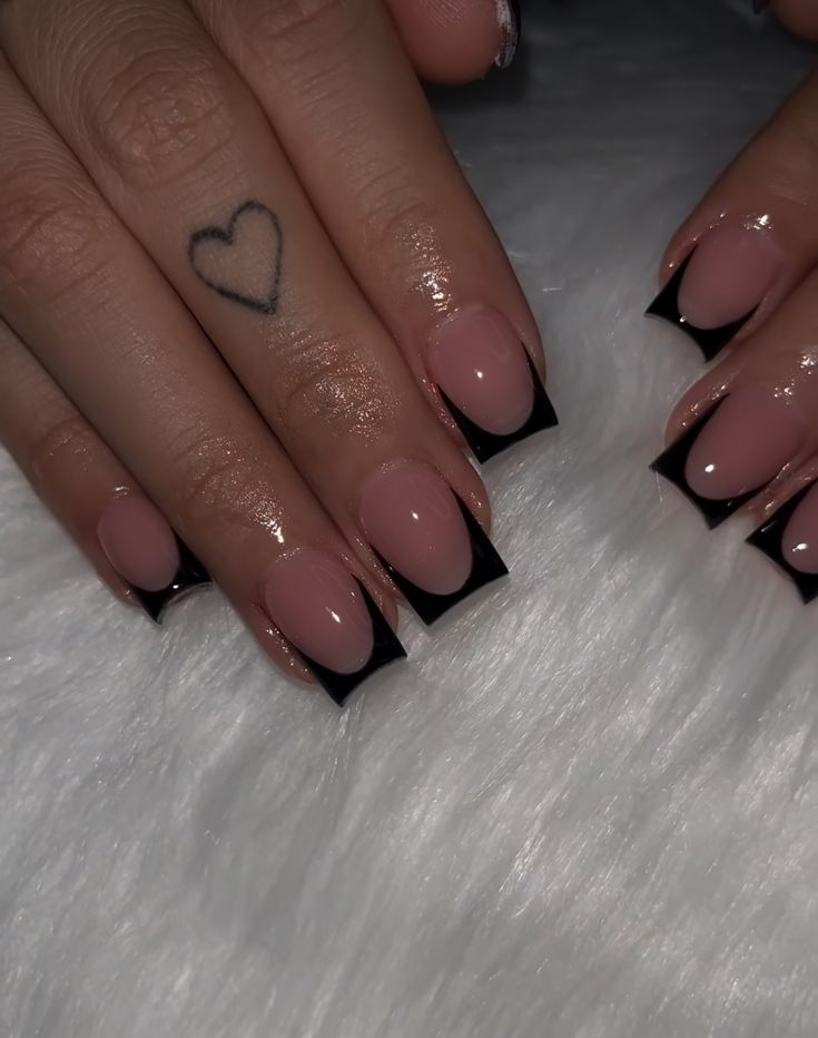 Black Short Nails Design Simple, Pink Nails With Black French Tip, Black French Tip Shorties, S On Nails, Pink Black French Tip Nails, Nail Inspo Black French Tip, Black And Pink French Tip Nails Square, Black French Tip Nails With Pink Glitter, Pink Black Nails Designs