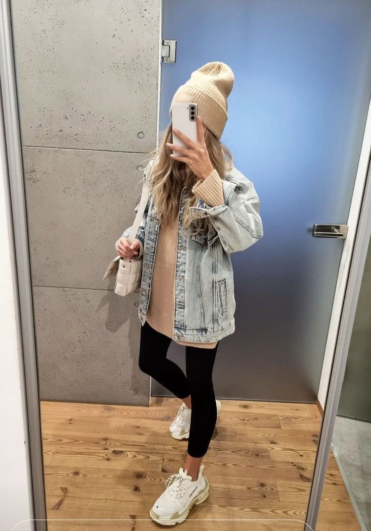 Sunday Funday Outfit Fall, Winter Sporting Event Outfit, Trendy Leggings Outfit, Cute Comfy Shoes For Walking, Womens Denim Outfits, Sporting Event Outfit Winter, Colorado Outfits Spring, Oversized Jean Jacket Outfits, Cold Spring Day Outfit