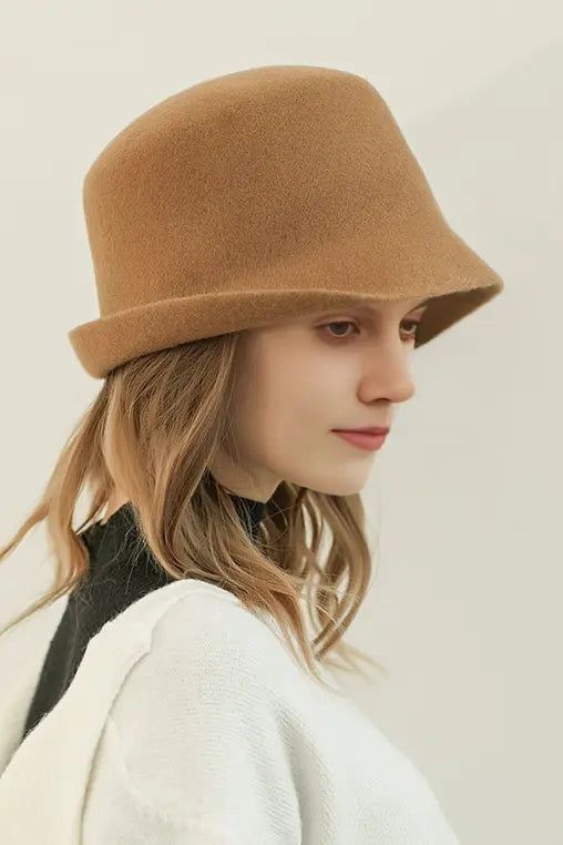 Classic Elegance Meets Modern Comfort in Wool Felt Hat This 100% woolen ladies' hat is an autumn-winter staple, offering exceptional warmth with a touch of sophistication. Featuring a flat crown with a stylish upturned brim, it merges modern fashion with classic aesthetics. Crafted from pure sheep's wool, it provides a comfortable, breathable fit while ensuring excellent insulation. Whether for daily wear or as a statement piece, this cloche hat enhances facial contours, while its cloche hat sty Winter Felt Hat With Flat Brim, Beige Flat Brim Felt Hat For Winter, Winter Fedora Mini Hat Fitted, Winter Beige Flat Brim Fedora, Solid Flat Brim Felt Hat For Winter, Wide Brim Beige Felt Hat For Winter, Beige Wide Brim Felt Hat For Winter, Classic Cloche Hat For Fall, Chic Wool Felt Hat For Fall