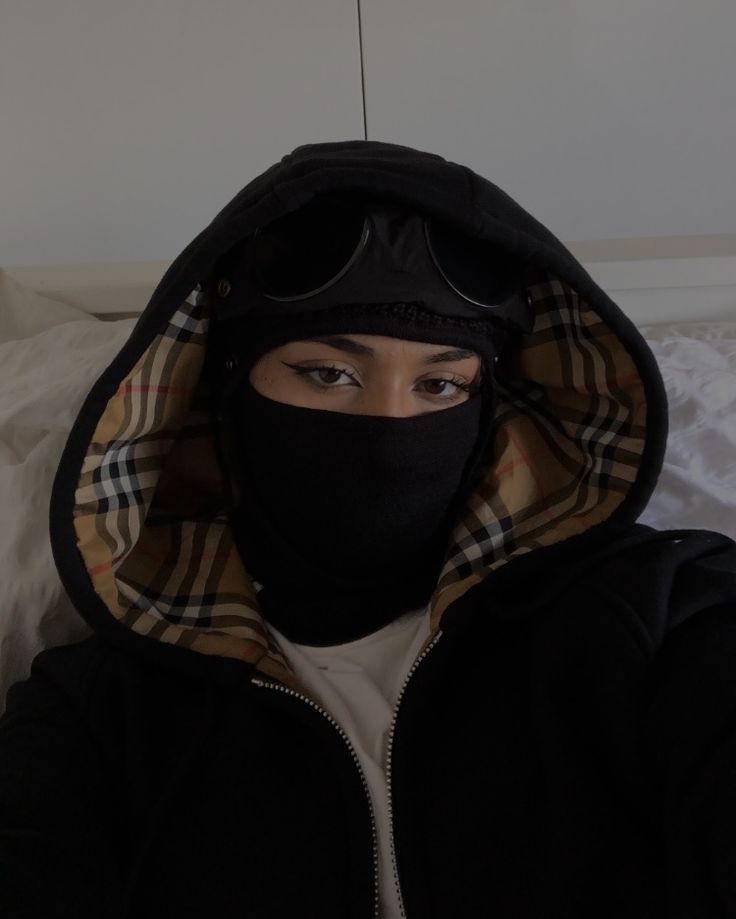 Burberry Clothes, Football Casual Clothing, Tyler The Creator Outfits, Hip Hop Images, Burberry Hoodie, Watch The World Burn, Football Casuals, Hijabi Aesthetic, Mask Girl