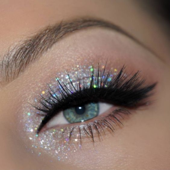 Glitter Eyeshadow Looks, Body Glitter Festival, Festival Makeup Glitter, Glitter Makeup Looks, Cute Eyeshadow Looks, Holiday Makeup Looks, Mv Outfits, Health Guru, Glitter Eye Makeup