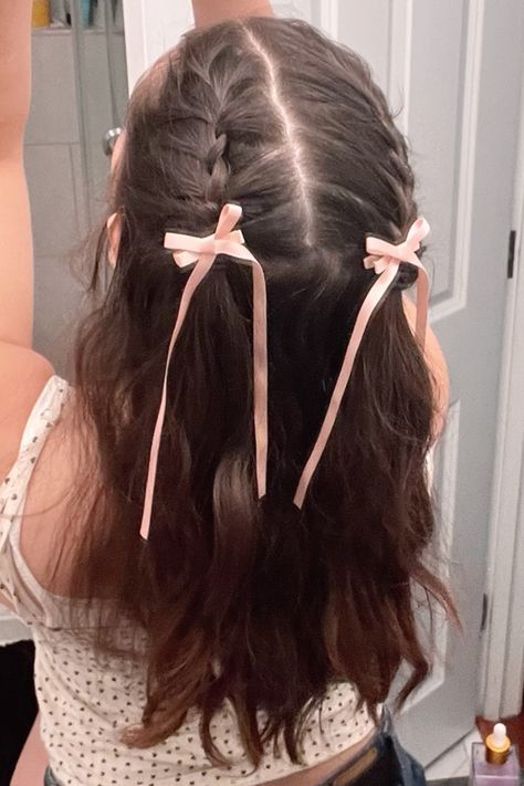 Braid Half Up, Girly Hairstyles, Bow Hairstyle, Clip Hairstyles, Ribbon Hairstyle, Peinados Fáciles Para Cabello Corto, Hair Stylies, Pink Bows, Hair Up Styles