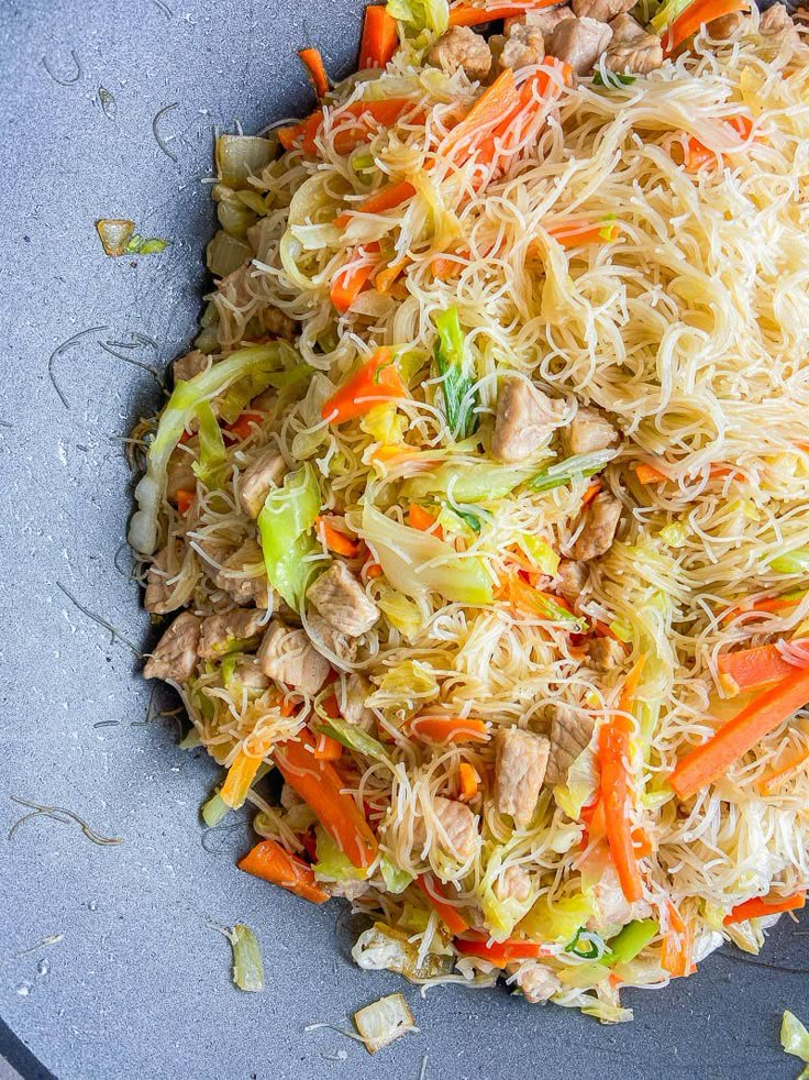 Phillipino Food, Filipino Pancit, Pancit Recipe, Easy Filipino Recipes, Philippines Recipes, Philippines Food, Asiago, Noodle Dishes, Filipino Recipes