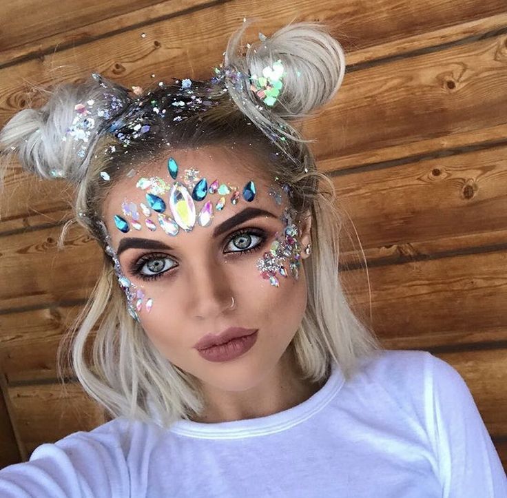 Festival makeup Coachella Make-up, Festival Makeup Rhinestones, Makeup Carnaval, Karneval Diy, Festival Makeup Tutorial, Coachella Makeup, Festival Makeup Rave, Festival Makeup Glitter, Festival Inspo