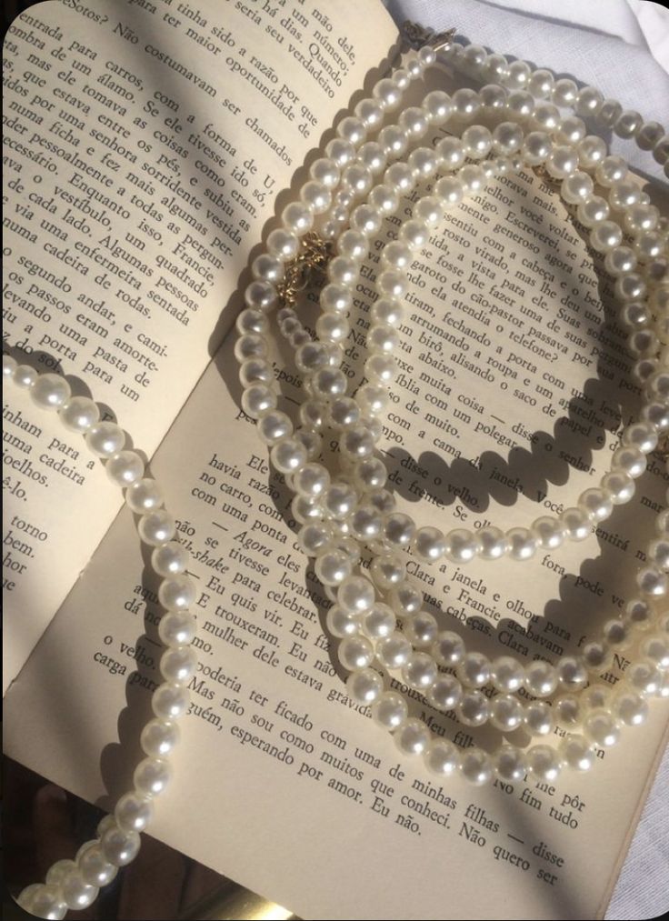 Pearls Aesthetic, Pearl Aesthetic, Cream Aesthetic, Pearl Accessories, Princess Aesthetic, Beige Aesthetic, Old Money Aesthetic, Vintage Pearls, Girly Jewelry