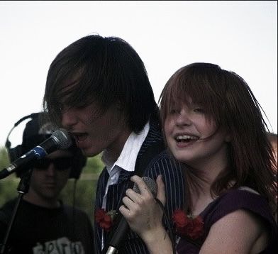 awkif Hayley Williams And Josh Farro, Hayley Williams And Frank Iero, Hayley Williams Early 2000s, Josh Farro, Hayley Williams And Zac Farro, Hayley Williams After Laughter Era, Paramore Performing, All We Know Is Falling, Hayley Wiliams