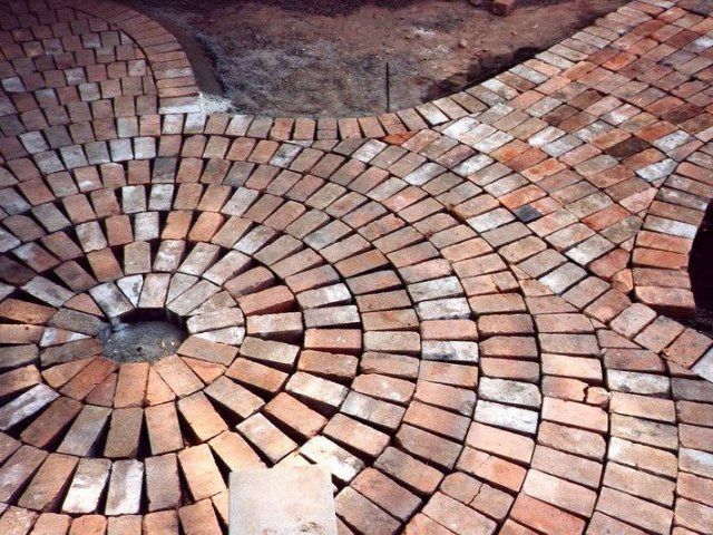 an image of a brick walkway that looks like it has been made out of bricks