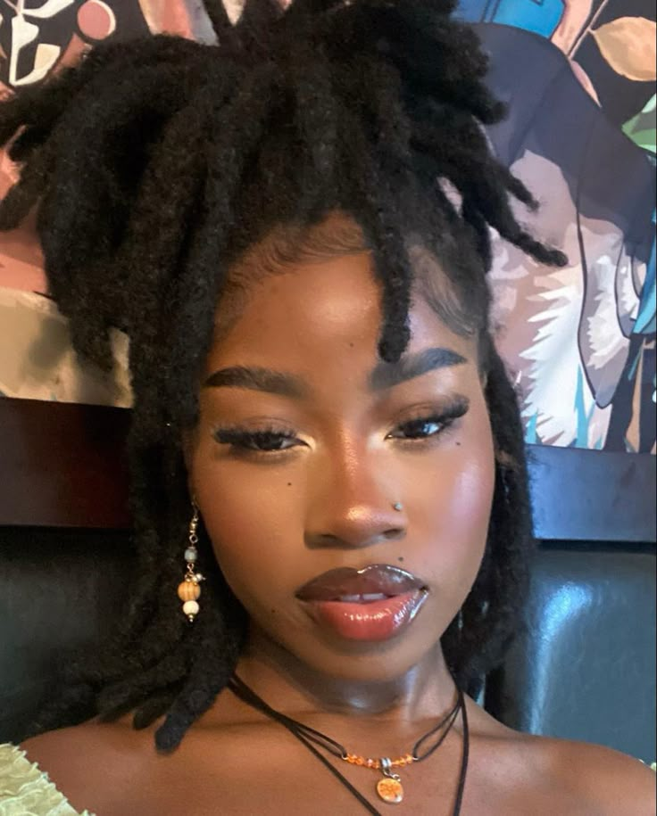 Soft Makeup Looks, Short Locs Hairstyles, Makeup For Black Skin, Brown Skin Makeup, Black Makeup, Cute Makeup Looks, Dark Skin Makeup, American Woman, Locs Hairstyles