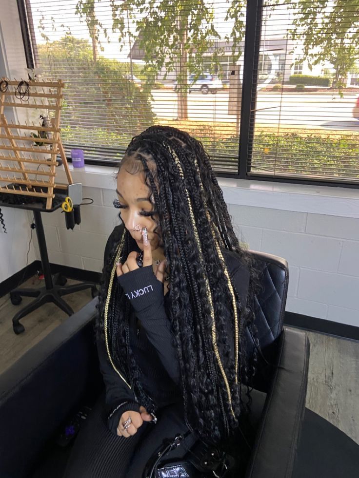 Bohemian Braids Peekaboo, Cute Long Braided Hairstyles, Box Braids Baddie, Goddess Peekaboo Braids, Blonde And Black Boho Knotless Braids, Boho Braids Peekaboo, Full Boho Knotless Braids, Color Boho Knotless Braids, Different Braiding Styles For Black Hair