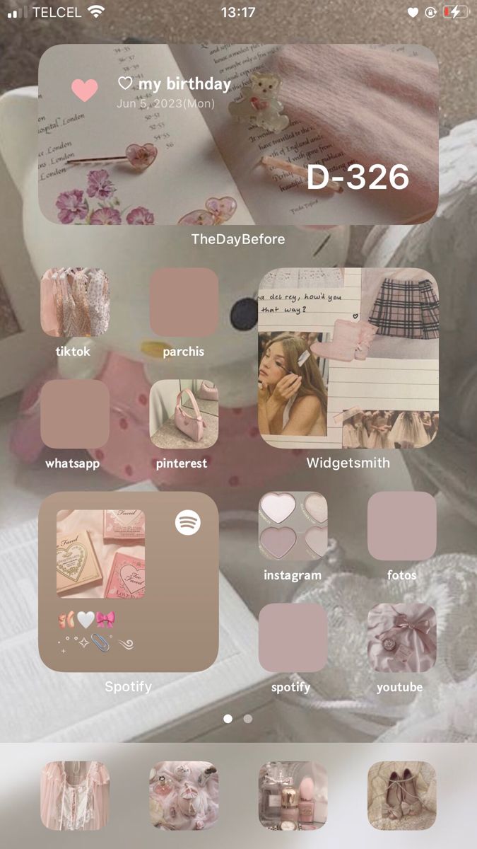 Pink Theme Iphone, Aesthetic Iphone Home Screen Layout, Homescreen Wallpaper Iphone, Pink Phone Theme, Wallpaper Layout, Phone Apps Iphone, Iphone Wallpaper Ios, Iphone Home Screen Layout, Wallpaper Iphone Wallpaper