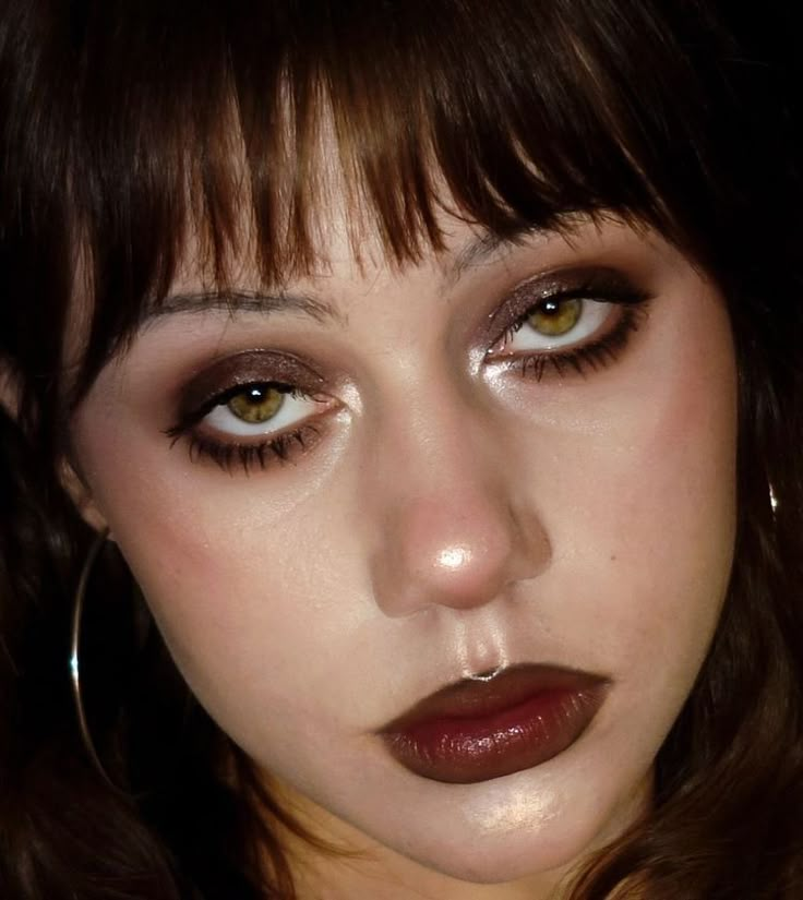 90s Grunge Style Makeup, Grunge Inspired Makeup, Brown Grunge Makeup, Grunge Prom Makeup, 90s Smokey Eye, Aesthetic Brown Makeup, Messy Smokey Eye, 2000s Grunge Makeup, 90s Make Up Look