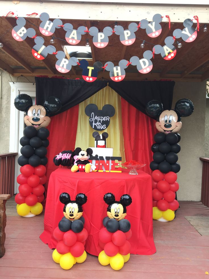 mickey and minnie mouse balloon decorations at a birthday party