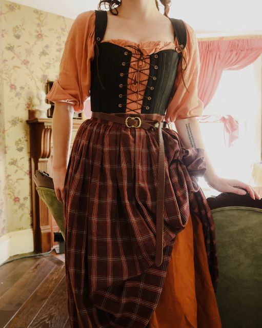 Comfortable Ren Faire Outfit, Highlander Ren Faire, Fall Witch Ren Faire, Ren Faire Outfit Pants, Orange Ren Faire Outfit, Harvest Festival Outfit Ideas, Thrift Ren Faire, Reinessance Fair Outfit, Fall Ren Faire Outfit