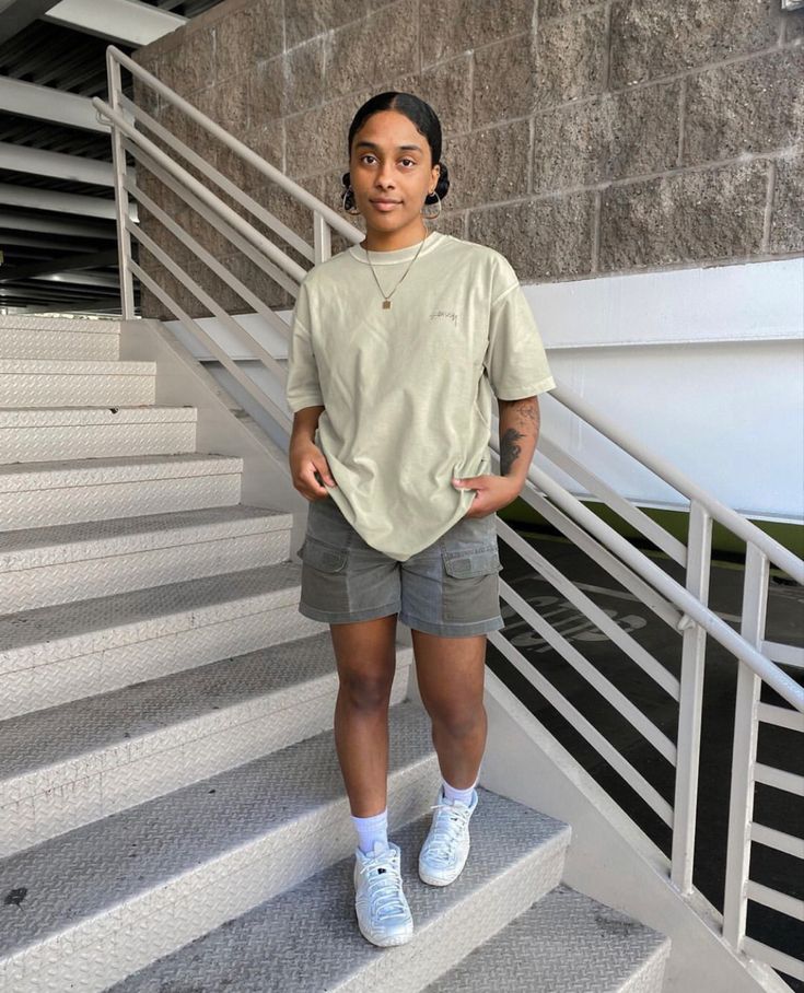 Summer Vacation Outfits Tomboy, Casual Summer Streetwear, Grey Cargo Shorts Outfit Women, Tomboy Vacation Outfits, Baggy Summer Clothes, Summer Outfits Masc Women, Tomboy Shorts Outfit, Stem Outfits Style Summer, Stem Summer Outfits