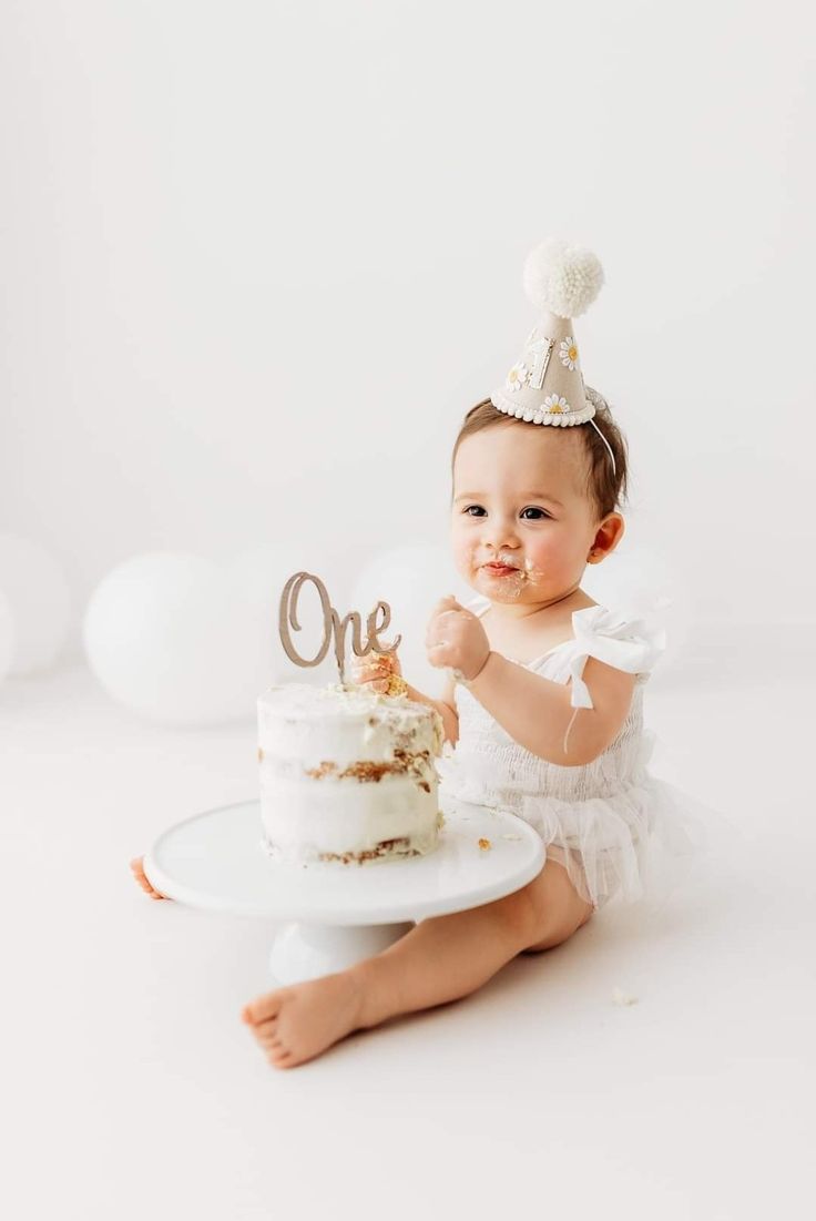 First Birthday Crib Picture, December 1st Birthday Photoshoot, First Birthday Cake Photoshoot, Pink Cake Smash Photoshoot, Minimalist 1st Birthday Photoshoot, 1st Birthday Girl Photosession, 1st Photoshoot First Birthdays, 1st Birthday Girl Cake Smash, Diy 1 Year Photo Shoot At Home