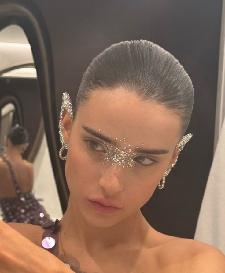 Halloween Makeup Rhinestones, Halloween Makeup With Rhinestones, Met Gala Makeup Looks, Peter Pan Kostüm, Met Gala Makeup, Halloweenský Makeup, Smink Inspiration, Creative Makeup Looks, Eye Makeup Art