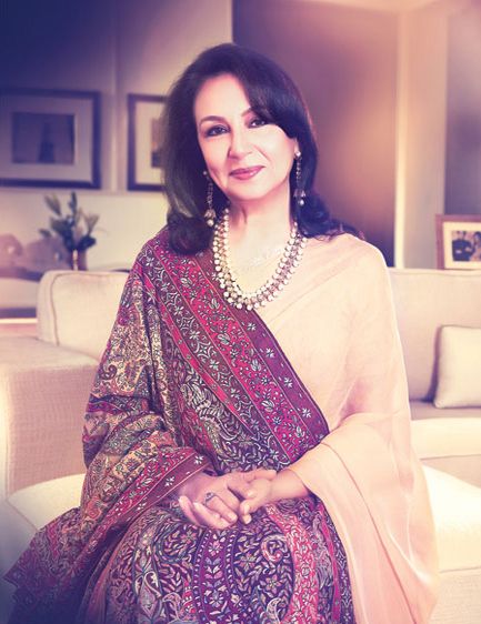 Sharmila Tagore ..... so graceful Sharmila Tagore Saree, Minimalist Saree, Saree With Shawl, Soha Ali Khan, Sharmila Tagore, Bollywood Retro, Indian Idol, Saif Ali Khan, Vintage Bollywood