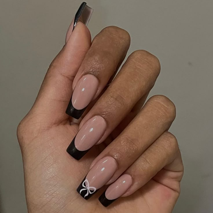 French Tip Nails With Ribbon, Bows Acrylic Nails, Black Tips On Nails, Black Tip Design Nails, Cute Nails Acrylic Black And Pink, Cute Pink And Red Nails, Bow Acrylic Nails French Tip, Pink Bow Nails Square, Cute Nail Ideas With Charms