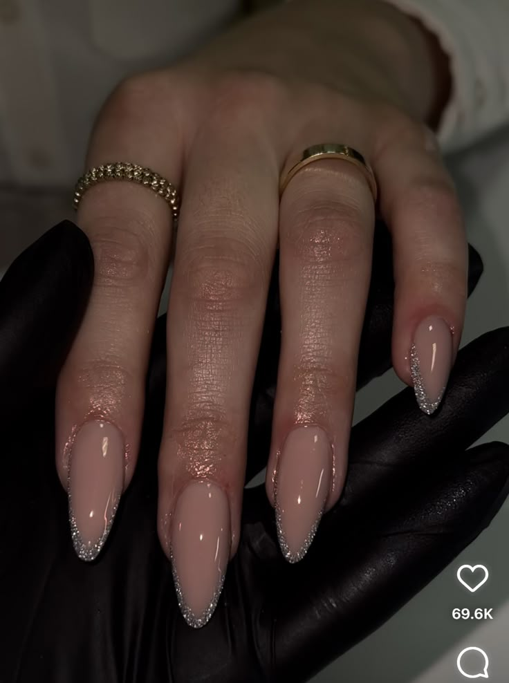 Long Almond Nails, Classy Acrylic Nails, Shiny Nails, Makijaż Smokey Eye, Almond Acrylic Nails, Soft Nails, Pink Acrylic Nails, New Year's Nails, Silver Nails