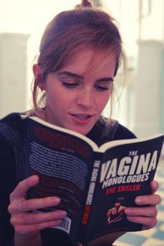 27 of Emma Watson's Favorite Books - Emma Watson Reading List Maggie Nelson, Quotes Crush, Celebrities Reading, Celebrity Books, Book Icons, Woman Reading, Kate Winslet, Book Girl, Hermione Granger