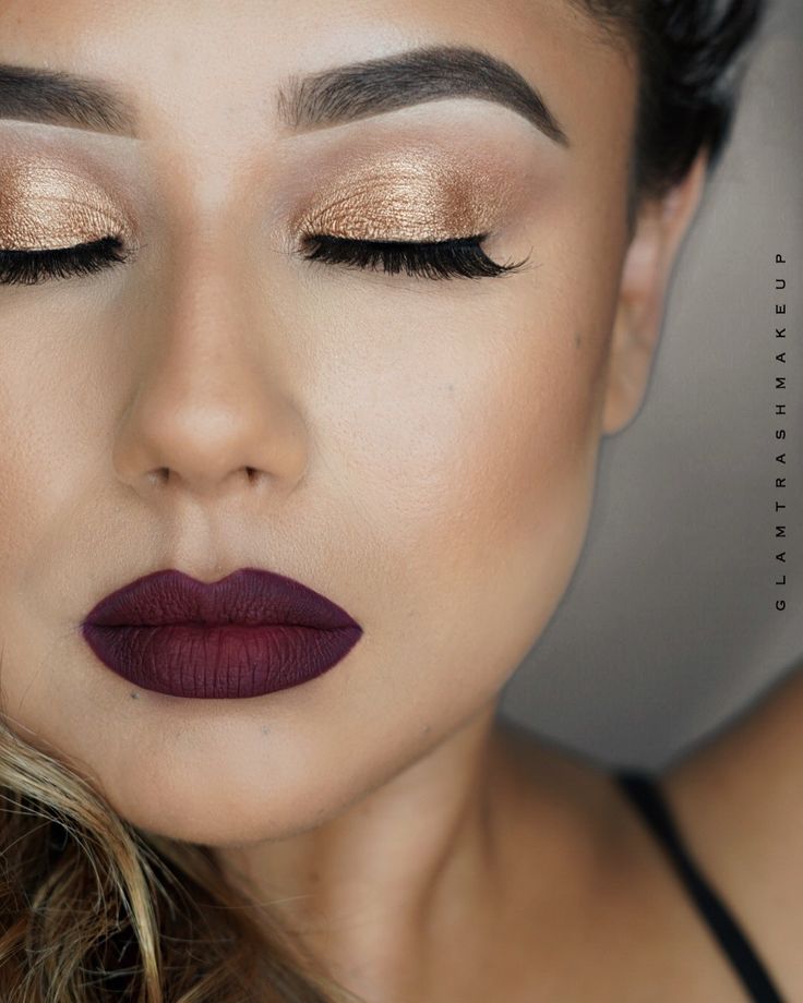 Gold and burgundy lips Burgundy Lip Bridal Makeup, Burgundy Lip Wedding Makeup, Makeup With Maroon Lipstick, Burgundy Lips Makeup Wedding, Bridal Makeup Burgundy Lips, Fall Wedding Makeup For Bride Burgundy, Cabernet Makeup, Make Up For Burgundy Dress, Burgundy Lip Makeup