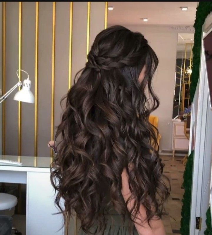 Brunette Fancy Hairstyles, Wavy Hair For Party, Elegant Hairstyles Dark Hair, Wavy Hairstyles For Long Hair Wedding, Prom Hairstyles Accessories, Hairdo Down, Wedding Hairstyles Long Brown Hair, Ball Hair Down, Lose Curls For Wedding Hairstyles