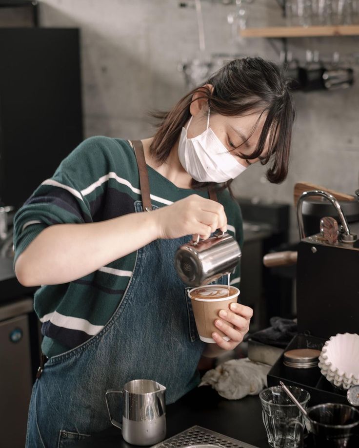 Barista Girl Aesthetic, Barista Reference, Cafe Barista Outfit, Barista Pose, Barista Girl, Japanese Coffee Shop, Barista Outfits, Pouring Coffee, Cafe Barista