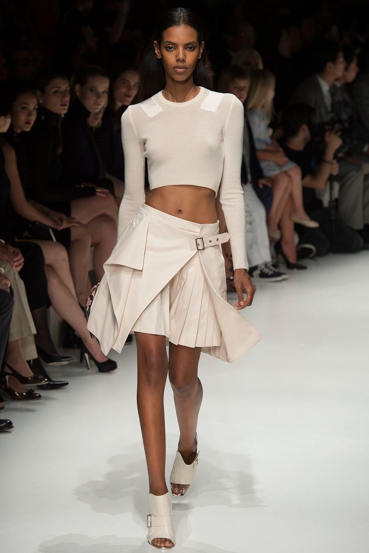 The complete Salvatore Ferragamo Spring 2014 Ready-to-Wear fashion show now on Vogue Runway. Pleats Fashion, 2014 Fashion Trends, Mode Tips, Fashion Fantasy, Fashion Week Runway, Spring Fashion Trends, 2014 Fashion, Short Skirt, Summer 2014