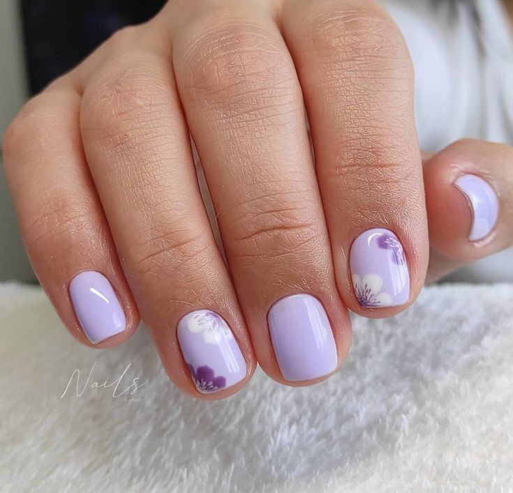 #nailart #nails #naildesign #nailideas #flores #flowers #flowersnails Modern Gel Nails, Lilac Floral Nails, Light Purple Nails With Design, Lilac Short Nails, Lilac Gel Nails, Purple Shellac Nails, Lilac Nail Art, Lavender Nail Ideas, Lavender Nail Designs