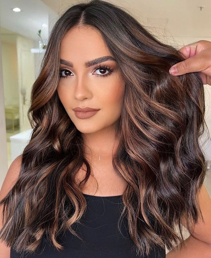 Hair Color For Mexican Women, No Bleach Balayage Dark Hair, Light Olive Skin, Long Curly Haircuts, Hair Layers, Black Hair Balayage, Girl Hair Colors, Brunette Balayage, Curly Haircuts