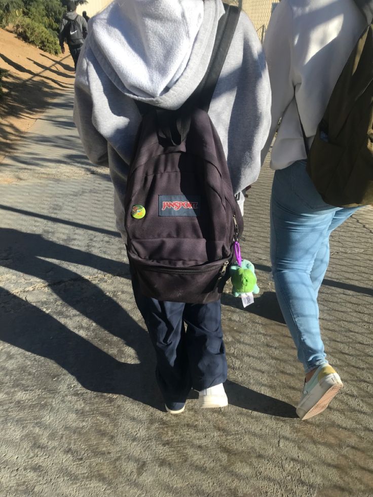 Jansport Backpacks Outfits, Y2k Backpack Aesthetic, Alt Backpack For School, Backpack Aesthetic Y2k, Alt Schoolbag, School Bag Aesthetic Grunge, Stylish School Bags, Aesthetic Backpack, Winter Shopping