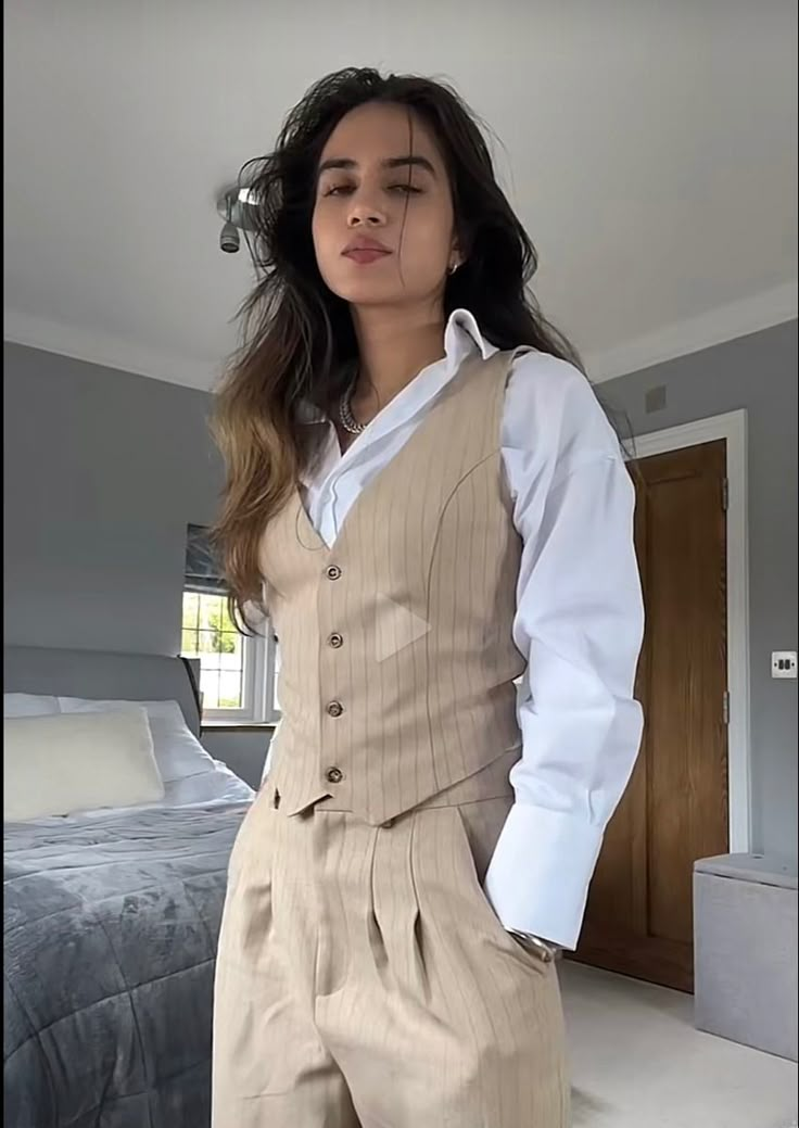 Aesthetic Outfit Ideas For School, Boyfriend Dress, Waistcoat Outfit, Vest Outfits For Women, Outfit Ideas For School, Woman In Suit, Waistcoat Woman, Outfit Cute, Woman Suit Fashion