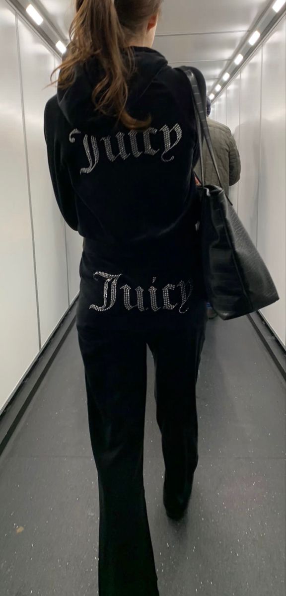 Juicy Couture Tracksuit Outfit Ideas, Og Juicy Tracksuit, Juicy Tracksuit Aesthetic, Juicy Outfit Track Suits, Juicy Couture Track Suit Outfits, Juicy Couture Tracksuit Aesthetic, Juicy Tracksuit Outfit, 2000 Tracksuit, Black Tracksuit Outfit Women