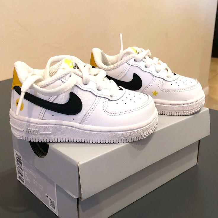 White And Black Nike Force1 Lv8 Baby/Toddler Shoes In Size 5c. Yellow Patch On The Back Stating "Have A Nike Day." In Box, Never Been Worn Except To Try On. Baby Sneakers Nike, Toddler Nike Shoes, Baby Walking Shoes, Nike Air Max 2090, Baby Nike, School Uniform Outfits, Black Nike Shoes, Uniform Outfits