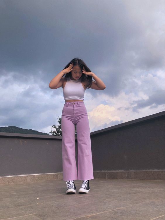 Trendy Converse, Purple Pants Outfit, Colored Jeans Outfits, Like Aesthetic, Top Aesthetic, Trend 2023, Looks Pinterest, Casual College Outfits, 2023 Fashion