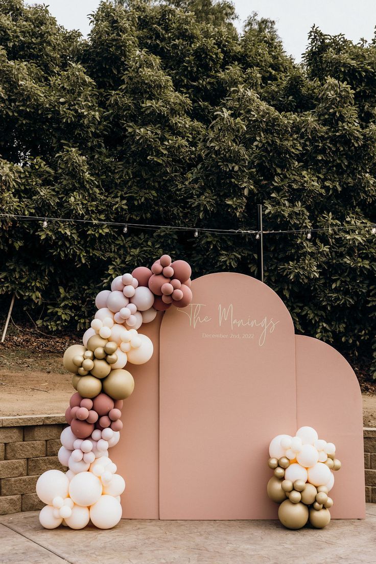 balloons are arranged in the shape of an arch