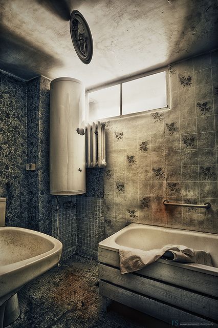 an old bathroom with two sinks and a bathtub