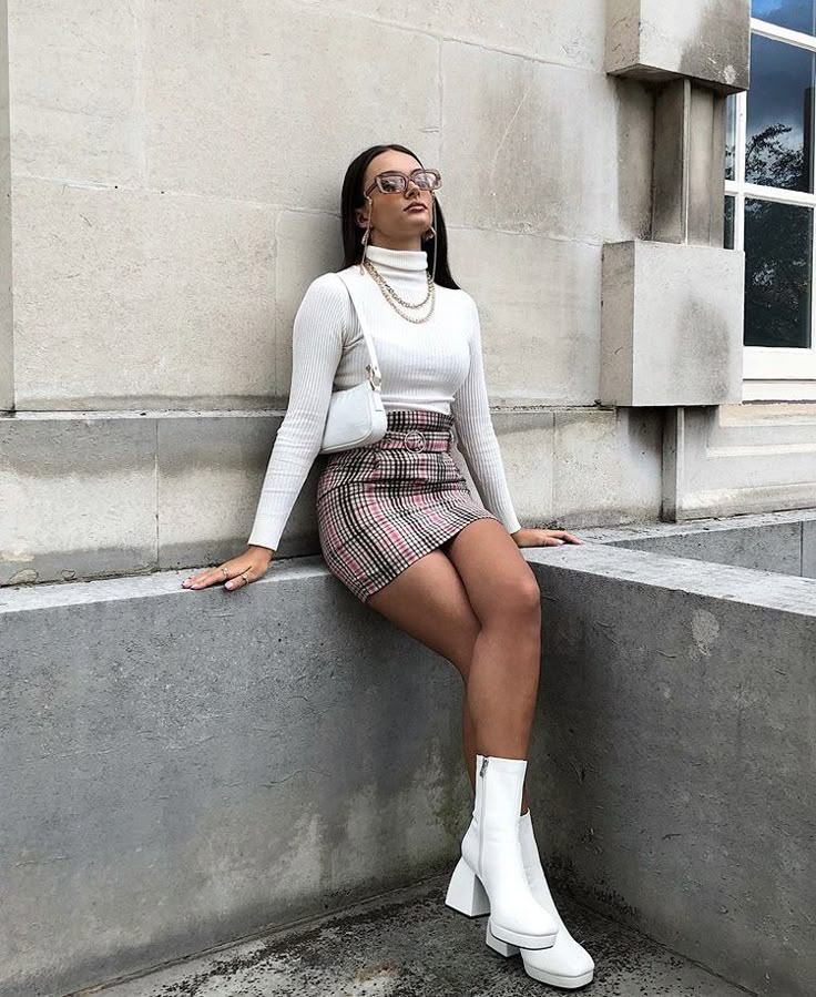 Retro clueless vibe 90s plaid check skirt platform boots sunglasses aesthetic gold chain necklace Fashion Dresses Classy Beautiful, Women Trendy Outfits, Platform Heels Outfit, White Platform Boots, White Boots Outfit, Outfit Botas, Fall Fashion Dresses, Classy Winter Outfits, Outfits Classy