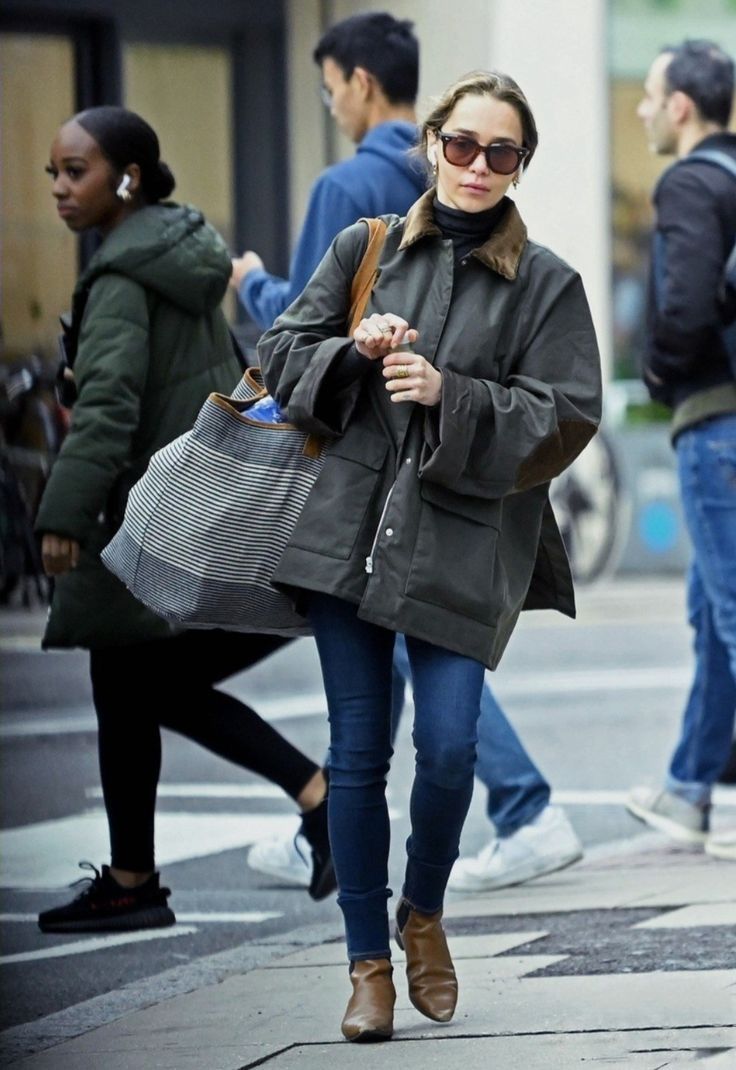 Barbour Outfit Woman, Barbour Jacket Women Outfit, Barbour Outfit, Barbour Jacket Outfit, Barbour People, Parka Outfit Winter, Barbour Jacket Women, Emilia Clarke Style, Parka Outfit