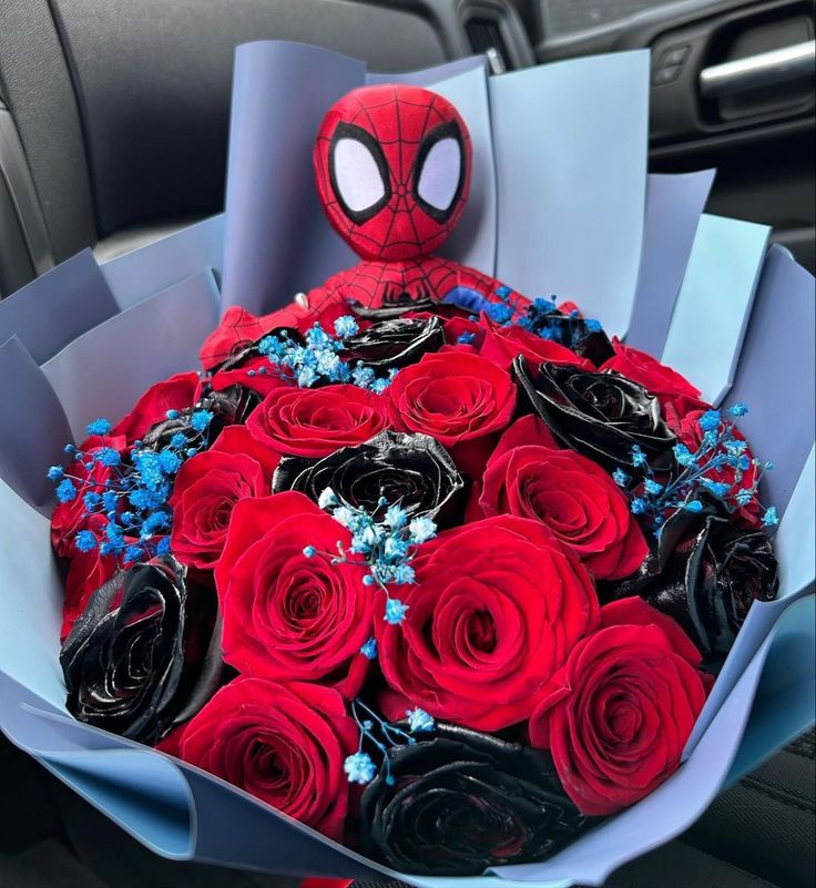 Beautiful black and red roses with a few blue baby breath flowers and a Spider-Man plush Spiderman Flowers, Man Bouquet, Spiderman Gifts, Flowers For Men, Spiderman Theme, Luxury Flower Bouquets, Bf Gifts, Flower Gift Ideas