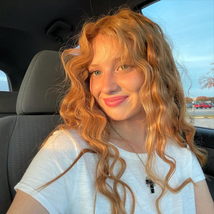 Straberryblonde Girl, Strawberry Blonde Hair Makeup, Hair Changes For Blondes, Strawberry Curly Hair, Face Claim Dyed Hair, Beachy Red Hair, Rosy Copper Hair Color, Pretty Ginger Hair, Strawberry Blonde Girl Aesthetic