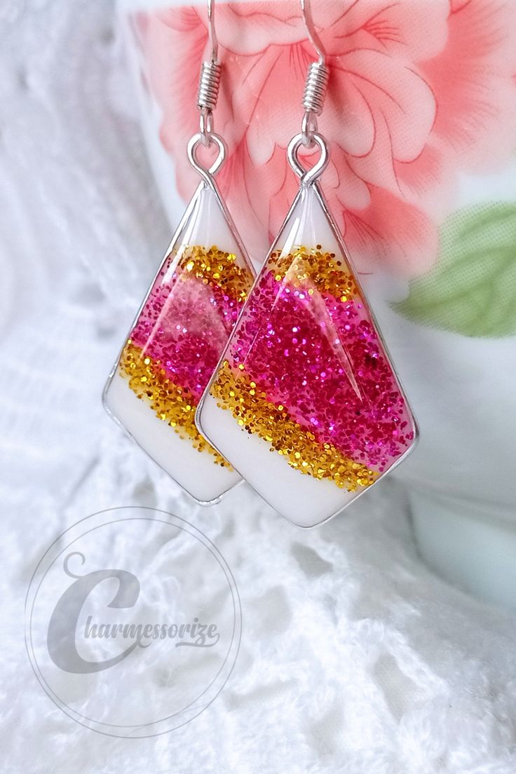 HOW TO MAKE AN UV RESIN JEWELRY? Uv Resin Earrings Tutorial, Diy Resin Earrings Tutorials, Resin Earing Design, Uv Resin Earring Ideas, Uv Resin Earrings Diy, How To Make Resin Earrings, Halloween Resin Earrings, Uv Resin Jewelry Ideas, Epoxy Jewelry Diy Ideas