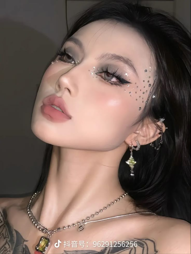 Asian Dark Makeup, Makeup Dark Aesthetic, Dark Makeup Aesthetic, Photoshoot Makeup Ideas, Dark Douyin Makeup, Douyin Makeup Look, Gemstone Makeup, Dark Fairy Makeup, Gem Makeup