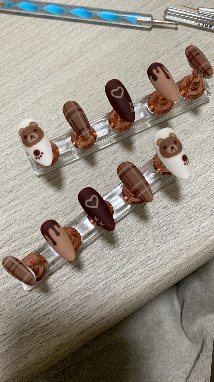 Cute Brown And White Nails, Nails Design Brown Color, White And Light Brown Nails, Brown And White Nail Art, Cute Bear Nail Designs, Brown Bear Nails Design, Cute Bear Nails Korean, Cute Bear Nail Art, Cute Brown Nail Designs