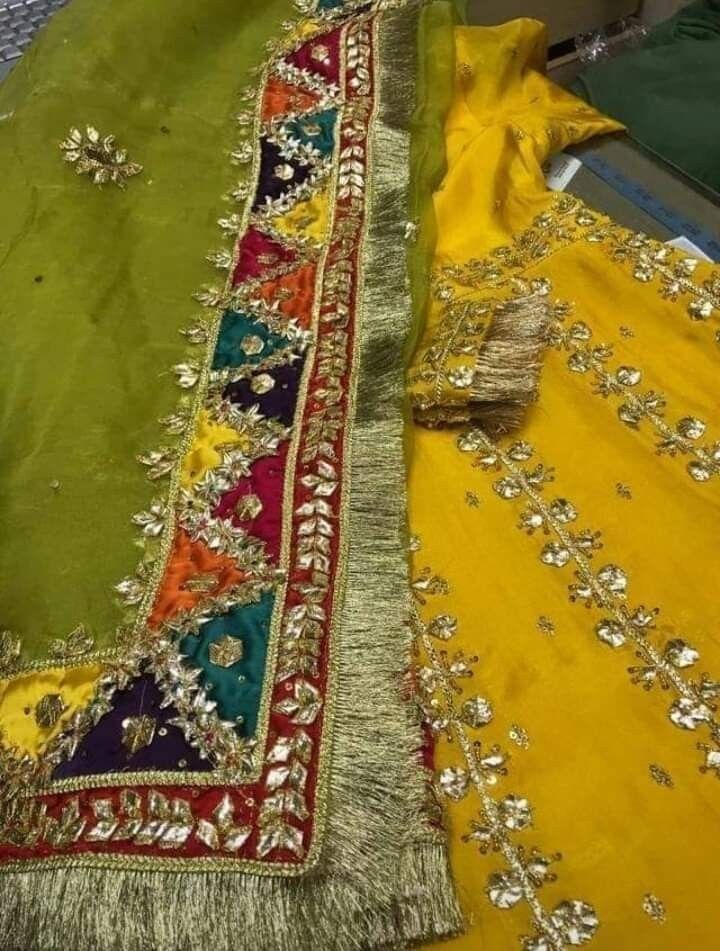 Chatapati Gharara Pakistani Bridal, Chatapati Gharara, Latest Dupatta Designs, Duptta Design, Duppattas Designs Ideas, Books Embroidery, Hoops Embroidery, Painted Dupatta, Embroidery Books