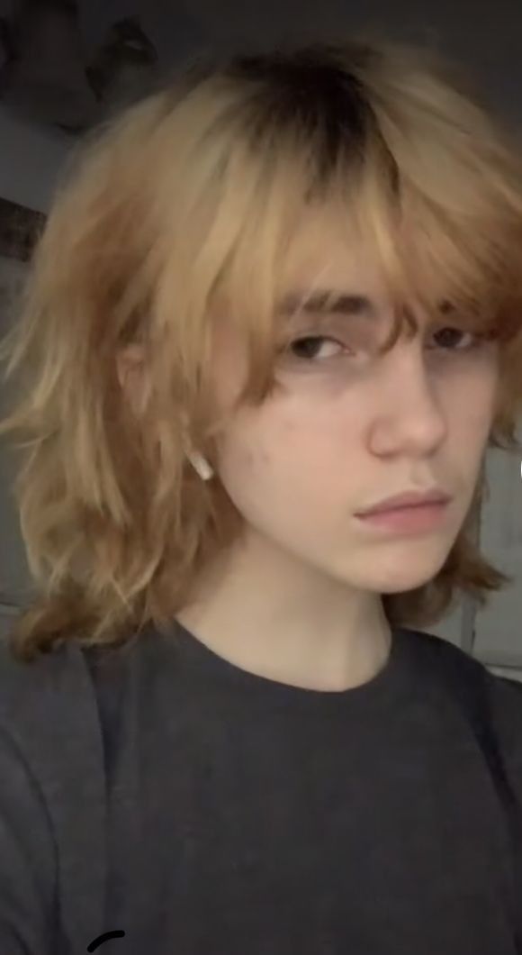 2023 Emo Hair, Agender Hairstyles, Internetbad Jet, Long Androgynous Hair, Cool Dyed Hair Ideas Short, Non Binary Haircuts Straight Hair, Jet Hair, Umibe No Onnanoko, Androgynous Hair