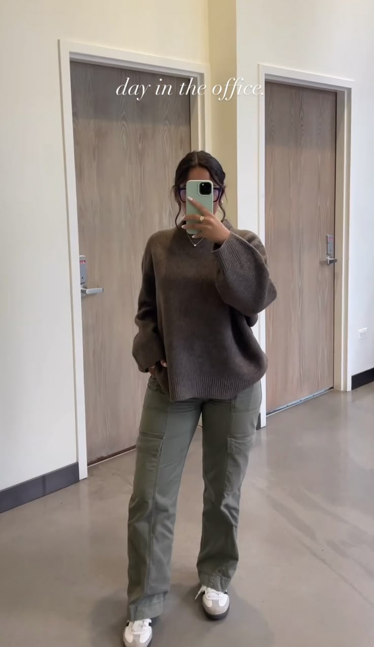 Comfy Casual Office Outfit, Comfy Brunch Outfit Fall, Everyday Outfits Fall 2023, Work Outfits Women Rainy Day, Cute Modest Winter Outfits, Casual Wide-leg Cargo Pants For Winter, Chill Office Outfits, Chill Work Outfit, Winter Resort Outfits