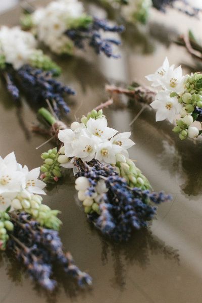 an image of flowers on the table with text that reads, french wedding decor & details